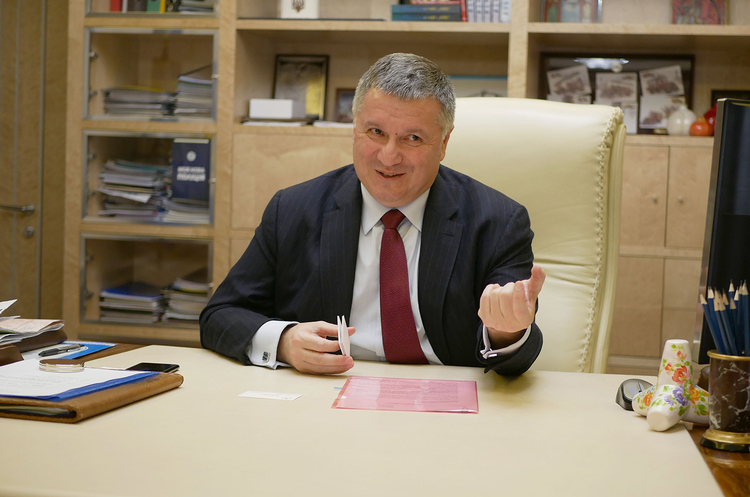 Аваков попросив ще 126,3 млн грн з Фонду боротьби з COVID на доплати в МВС Аваков попросив ще 126,3 млн грн з Фонду боротьби з COVID на доплати в МВС