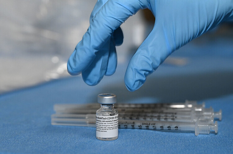 Вакцина Pfizer безпечна для людей похилого віку, попри паніку в Норвегії – ВООЗ Вакцина Pfizer безпечна для людей похилого віку, попри паніку в Норвегії – ВООЗ