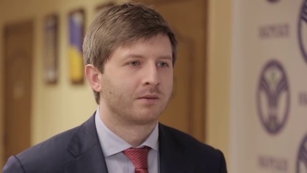 Інтерпол відхилив вимоги НАБУ оголосити ексголову Нацкомісії з енергетики Вовка в розшук Інтерпол відхилив вимоги НАБУ оголосити ексголову Нацкомісії з енергетики Вовка в розшук
