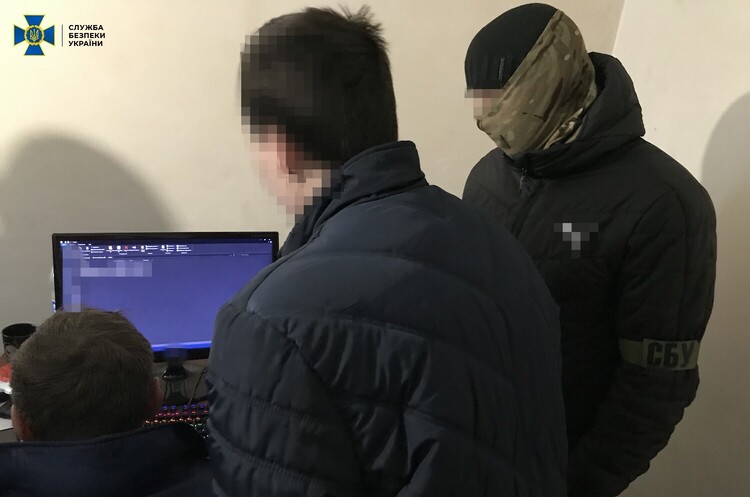 У Запоріжжі СБУ затримала чоловіка за систематичні погрози мінування об’єктів по Україні та за кордоном У Запоріжжі СБУ затримала чоловіка за систематичні погрози мінування об’єктів по Україні та за кордоном