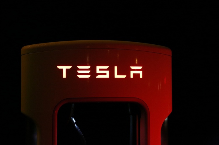 Tesla вперше в історії отримала річний прибуток Tesla вперше в історії отримала річний прибуток