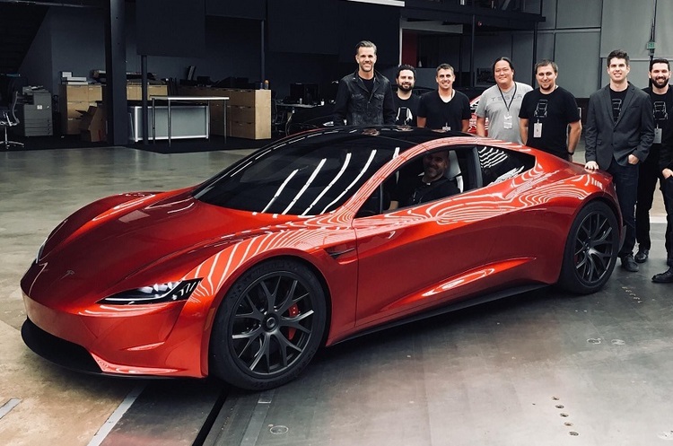фото DR Ілон Маск заявив, що випуск спорткару Tesla Roadster переноситься на два роки