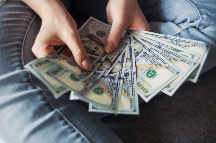 Перекази заробітчан до України у 2020 році зросли на $200 млн Перекази заробітчан до України у 2020 році зросли на $200 млн