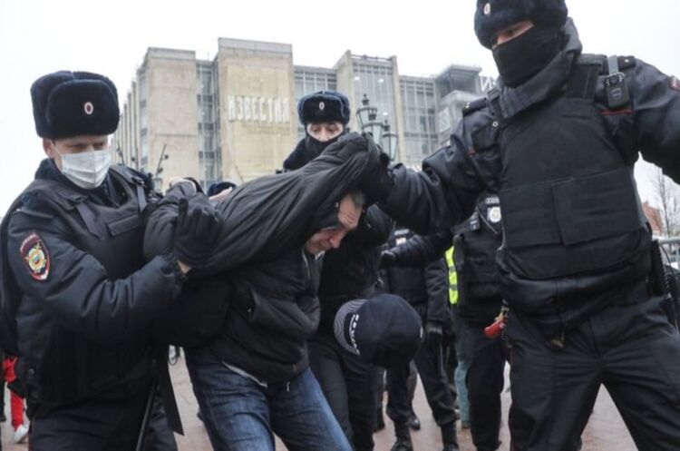 У Росії затримали понад тисячу людей, які прийшли на суд до Навального У Росії затримали понад тисячу людей, які прийшли на суд до Навального