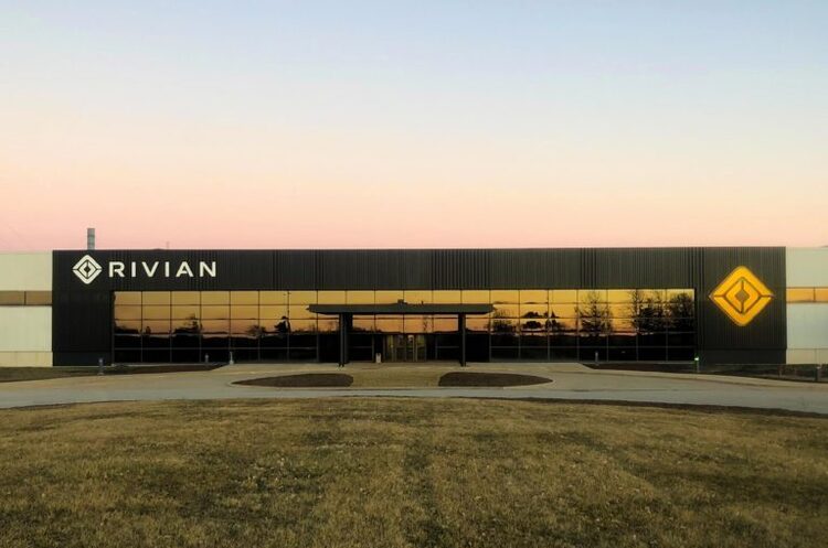 Amazon офіційно розпочала використовувати електричні фургони Rivian для доставки товарів (ВІДЕО) Amazon офіційно розпочала використовувати електричні фургони Rivian для доставки товарів (ВІДЕО)
