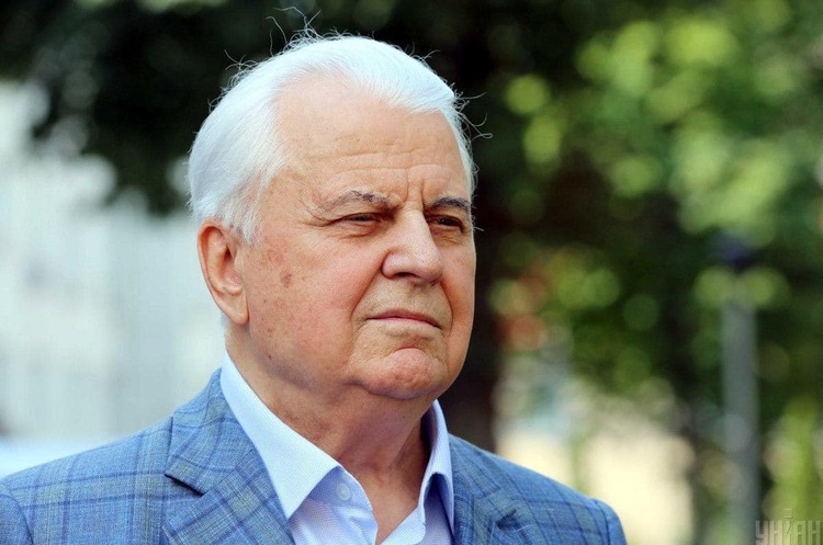 Глава української делегації для участі в ТКГ Леонід Кравчук Кравчук вважає, що на кожний постріл окупантів на Донбасі треба відповідати пострілом