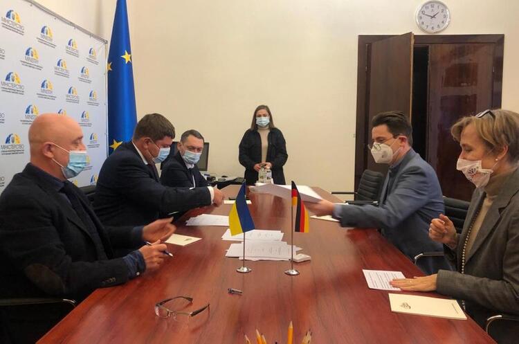 Німеччина надасть Україні грант на 13 млн євро для модернізації лікарень та боротьби з COVID-19 Німеччина надасть Україні грант на 13 млн євро для модернізації лікарень та боротьби з COVID-19