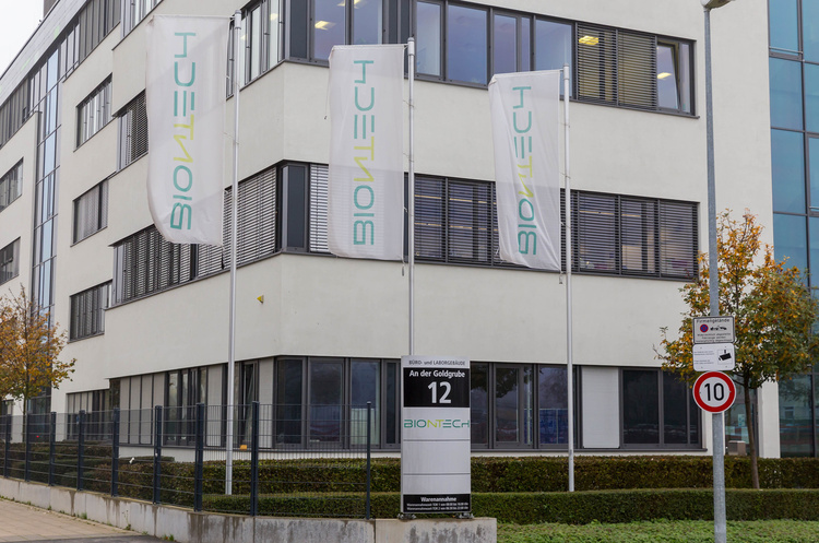 BioNTech почав виробництво вакцини проти COVID-19 на новому заводі BioNTech почав виробництво вакцини проти COVID-19 на новому заводі
