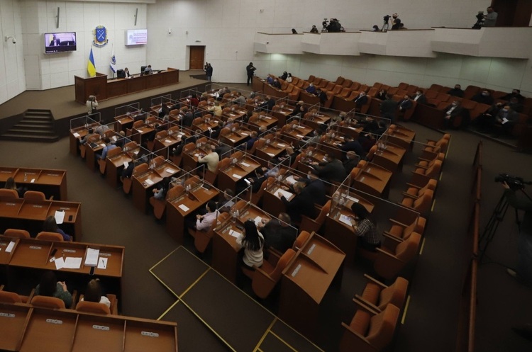 Мерія Дніпра за 9-ти хвилинну сесію звільнила 655 людей Мерія Дніпра за 9-ти хвилинну сесію звільнила 655 людей