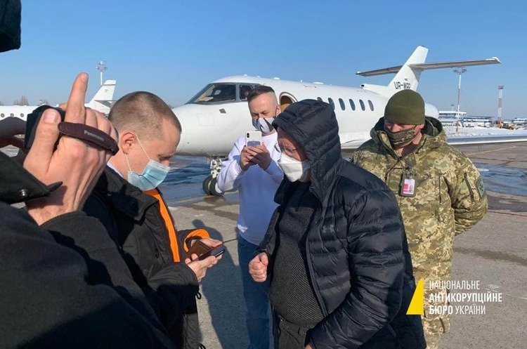 У «Борисполі» посадили літак з фігурантом справи ПриватБанку У «Борисполі» посадили літак з фігурантом справи ПриватБанку