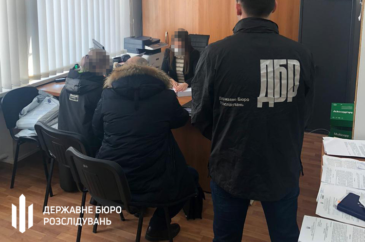 ДБР викрило групу податківців, яка незаконно вивела з держбюджету понад 3 млн грн податків ДБР викрило групу податківців, яка незаконно вивела з держбюджету понад 3 млн грн податків
