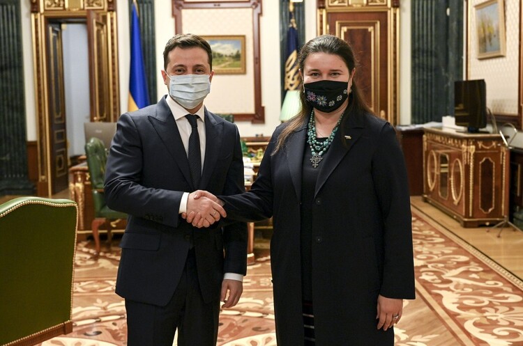Президент України Володимир Зеленський (ліворуч), посол України у США Оксана Маркарова (праворуч) Зеленський призначив ексміністра фінансів Маркарову послом України у США