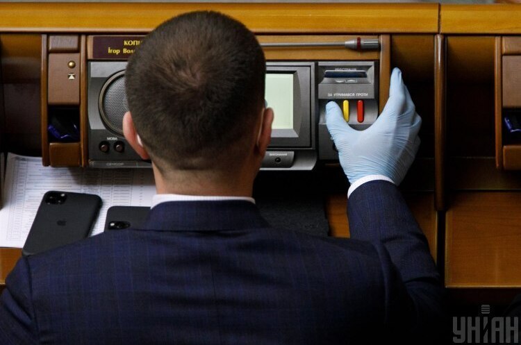 У Раді депутати почали голосувати кнопками, які зчитують відбиток пальця У Раді депутати почали голосувати кнопками, які зчитують відбиток пальця