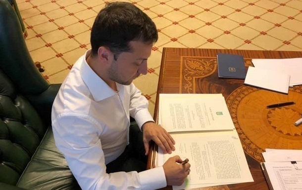 Зеленський підписав закон про відновлення конкурсів на посади в держслужбі Зеленський підписав закон про відновлення конкурсів на посади в держслужбі