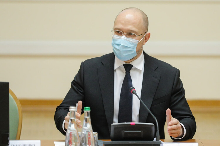 Уряд хоче дозволити українцям щеплюватися поза чергою, щоби уникнути утилізації вакцини від коронавірусу Уряд хоче дозволити українцям щеплюватися поза чергою, щоби уникнути утилізації вакцини від коронавірусу