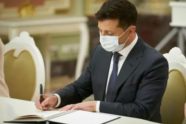 Зеленський підписав закон про уніфікацію ставок ввізного мита на текстильну сировину Зеленський підписав закон про уніфікацію ставок ввізного мита на текстильну сировину