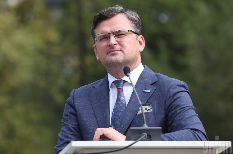 ЄС не може поділитися з Україною вакцинами проти COVID-19 через зрив графіка постачань - Кулеба ЄС не може поділитися з Україною вакцинами проти COVID-19 через зрив графіка постачань - Кулеба
