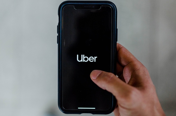 Uber визнав своїми співробітниками 70 000 водіїв у Великобританії Uber визнав своїми співробітниками 70 000 водіїв у Великобританії