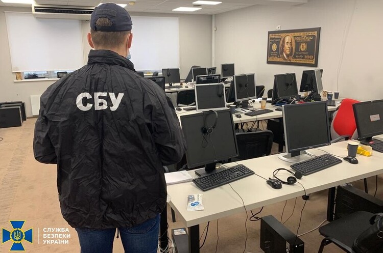 СБУ заблокувала нелегальні «call-центри», які виманювали кошти у громадян ЄС СБУ заблокувала нелегальні «call-центри», які виманювали кошти у громадян ЄС