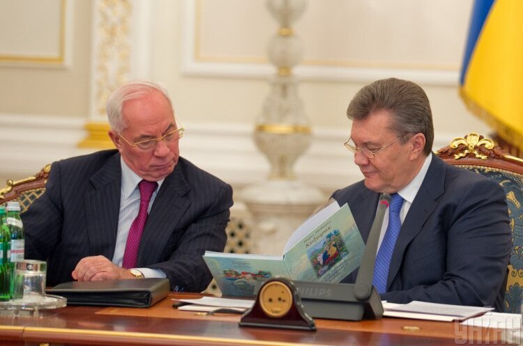 Віктор Янукович і Микола Азаров Під санкції Ради нацбезпеки потрапили Янукович і Азаров