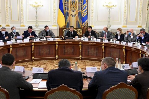 Зеленський зняв санкції з «міністра ДНР» і кримського винзаводу «Масандри» Зеленський зняв санкції з «міністра ДНР» і кримського винзаводу «Масандри»