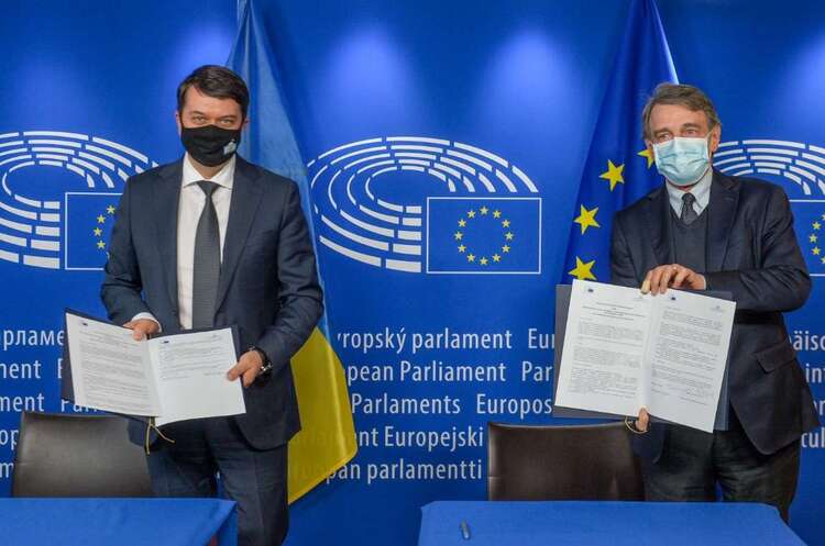 Разумков і Сассолі підписали меморандум про взаєморозуміння між Верховною Радою та Європейським парламентом Разумков і Сассолі підписали меморандум про взаєморозуміння між Верховною Радою та Європейським парламентом