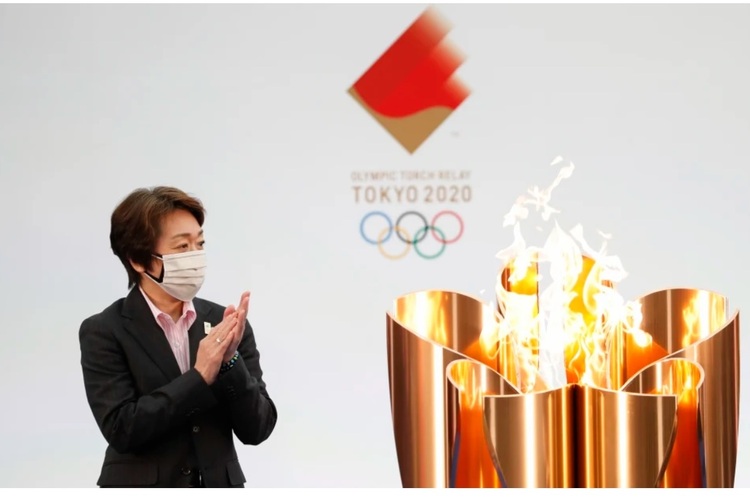 Організатори Олімпійських ігор показали перший в історії факел, заправлений воднем Організатори Олімпійських ігор показали перший в історії факел, заправлений воднем