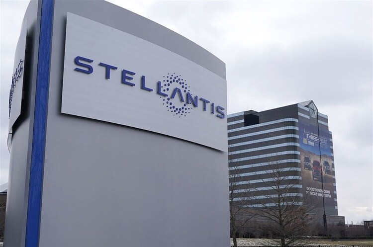 Stellantis тимчасово закриває п'ять заводів у Північній Америці через дефіцит чіпів Stellantis тимчасово закриває п'ять заводів у Північній Америці через дефіцит чіпів