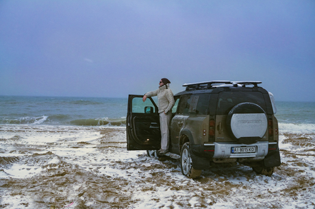 Land Rover Defender:   ,   
