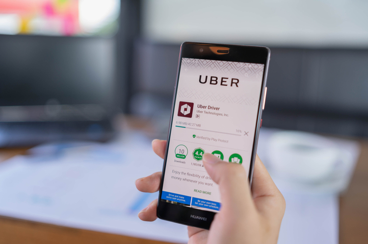 фото Shutterstock В АМКУ підозрюють Uber, Bolt і Uklon в змові через завищені ціни на таксі у Києві