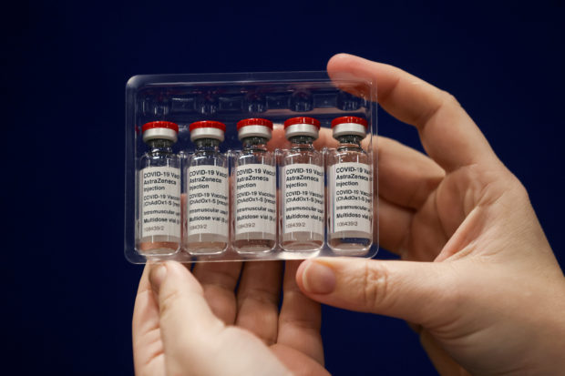 Іспанія щеплюватиме препаратом AstraZeneca тільки людей старше 60 років Іспанія щеплюватиме препаратом AstraZeneca тільки людей старше 60 років