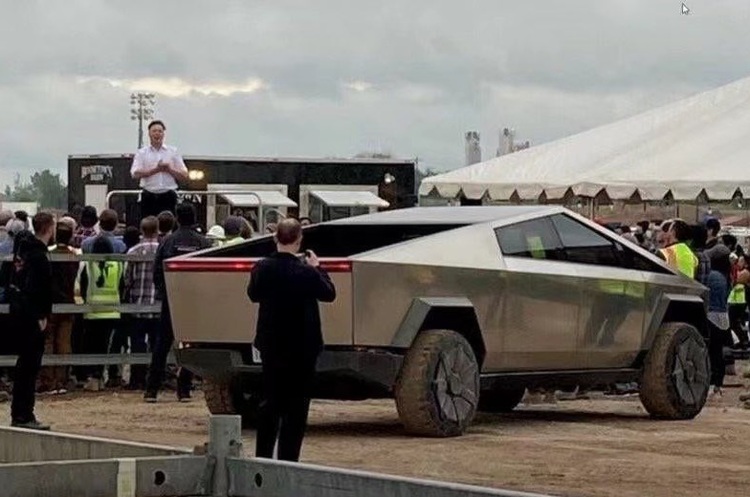 фото Twitter Ілон Маск продемонстрував Tesla Cybertruck на Gigafactory в Техасі