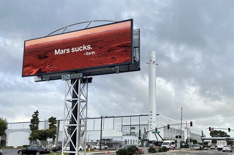фото Activista Екоактивісти розмістили біля штаб-квартири SpaceX білборд з написом «Марс - відстій»
