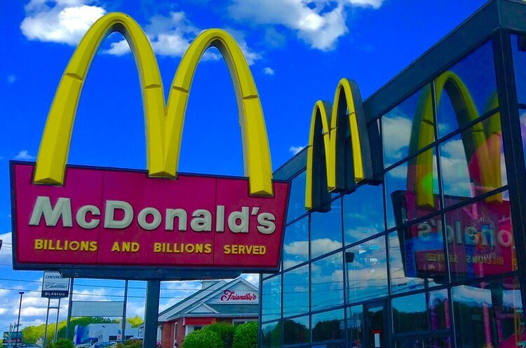 McDonald's довелось збільшити середню заробітну плату для своїх працівників у США McDonald's довелось збільшити середню заробітну плату для своїх працівників у США