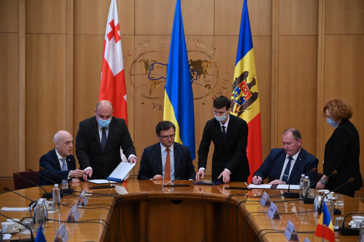Україна, Грузія та Молдова започаткували «Асоційоване тріо» для спільного вступу в ЄС Україна, Грузія та Молдова започаткували «Асоційоване тріо» для спільного вступу в ЄС
