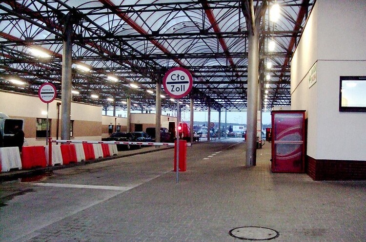 Польща вакцинуватиме заробітчан з України прямо на кордоні Польща вакцинуватиме заробітчан з України прямо на кордоні