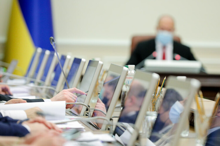 Кабмін подовжив на рік контракти з п'ятьма членами наглядової ради «Нафтогазу» Кабмін подовжив на рік контракти з п'ятьма членами наглядової ради «Нафтогазу»