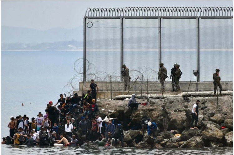 España llevó al ejército a tierra para frenar la afluencia sin precedentes de migrantes de Marruecos