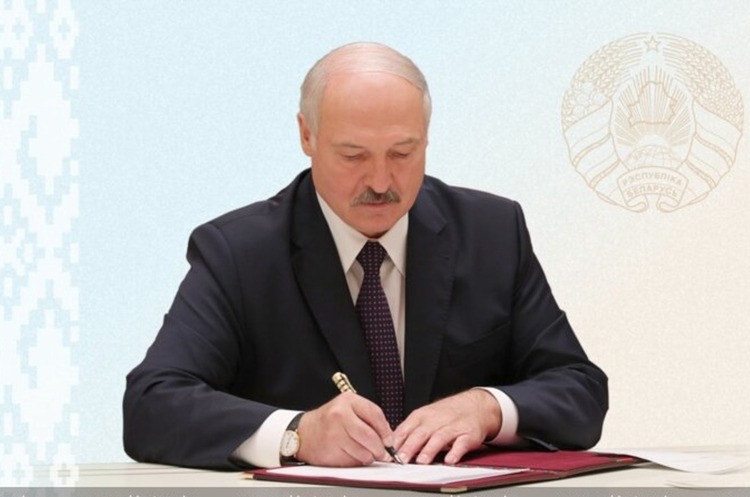Олександр Лукашенко ЗМІ не можна все, білорусам - все інше: Лукашенко підписав закони про зв’язок, масові заходи та медіа