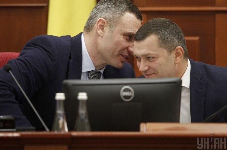 Мер Києва Віталій Кличко і заступник голови КМДА Микола Поворозник під час засідання Київради, 22 лютого 2018 р. КМДА: з понад 70 обшуків 53 не стосуються роботи комунальників та департаментів