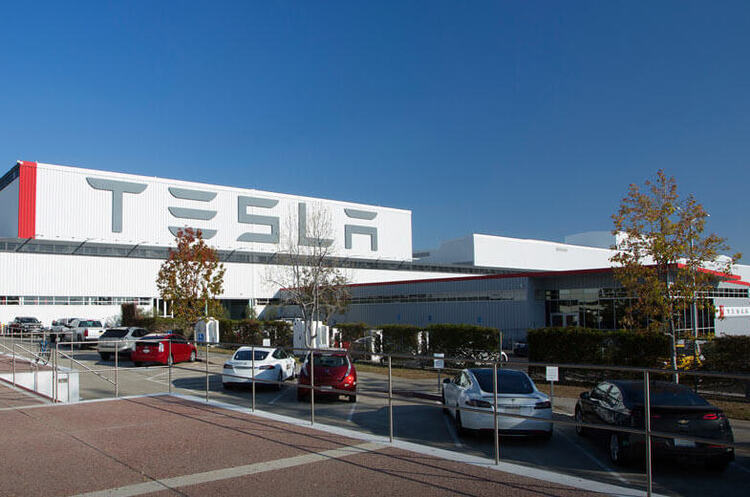 Tesla будує центр зберігання даних у Китаї Tesla будує центр зберігання даних у Китаї