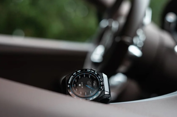фото Bugatti Bugatti випустив «розумний» годинник у стилі своїх автомобілів