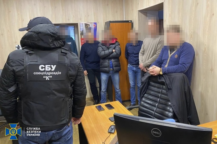 СБУ на Дніпропетровщині викрила масштабну корупційну схему під час розмитнення авто СБУ на Дніпропетровщині викрила масштабну корупційну схему під час розмитнення авто
