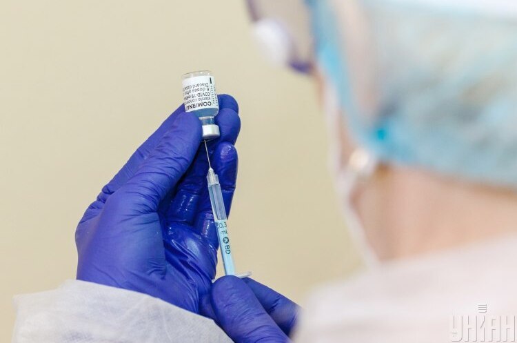 В Україну доставили ще одну партію вакцини від COVID-19 Pfizer за кошти державного бюджету В Україну доставили ще одну партію вакцини від COVID-19 Pfizer за кошти державного бюджету