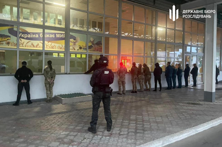 ДБР викрило галицьких митників на хабарництві ДБР викрило галицьких митників на хабарництві