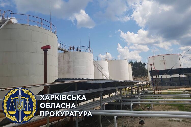 Правоохоронці припинили діяльність нелегального нафтопереробного заводу на Харківщині Правоохоронці припинили діяльність нелегального нафтопереробного заводу на Харківщині
