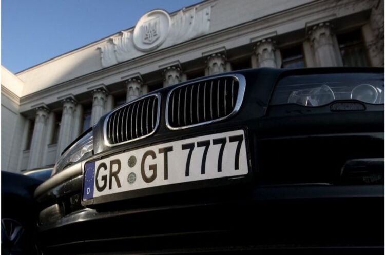 Держмитниця оформила 60 авто на єврономерах у перший день дії закону про пільгове розмитнення Держмитниця оформила 60 авто на єврономерах у перший день дії закону про пільгове розмитнення