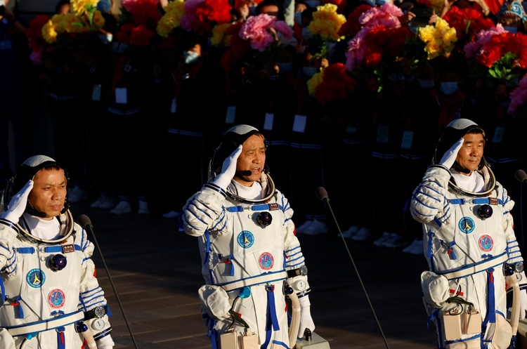 Китай запустив перших космонавтів на свою космічну станцію