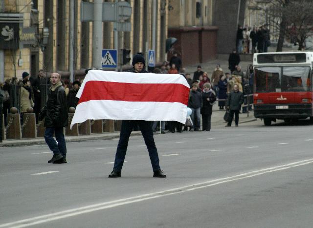 У Лукашенка хочуть визнати біло-червоний стяг та гасло «Жыве Беларусь!» «нацистськими символами» У Лукашенка хочуть визнати біло-червоний стяг та гасло «Жыве Беларусь!» «нацистськими символами»