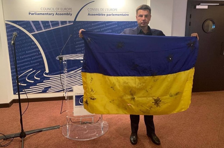 ПАРЄ не знайшло порушень у діях Гончаренка, який продемонстрував у сесійній залі український прапор ПАРЄ не знайшло порушень у діях Гончаренка, який продемонстрував у сесійній залі український прапор